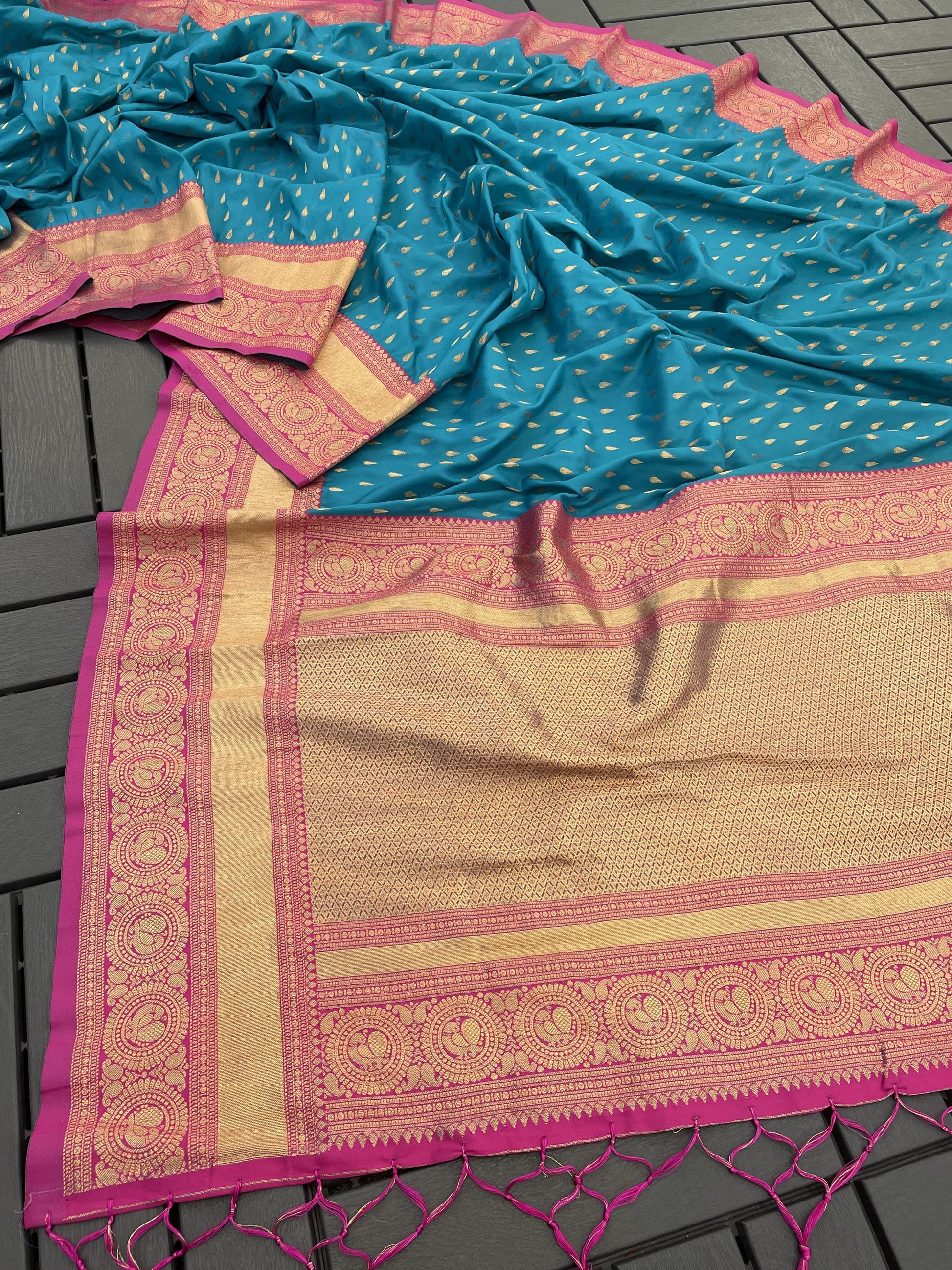 Handwoven Premium Paithani Saree with 1000 Butti & Contrast Pallu