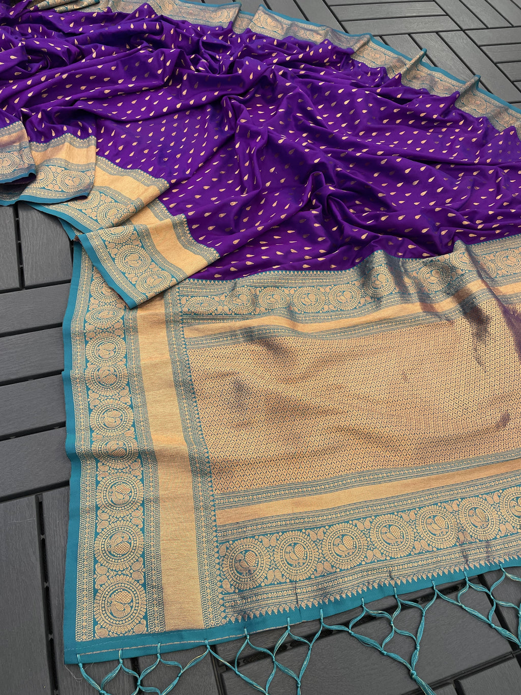 Handwoven Premium Paithani Saree with 1000 Butti & Contrast Pallu