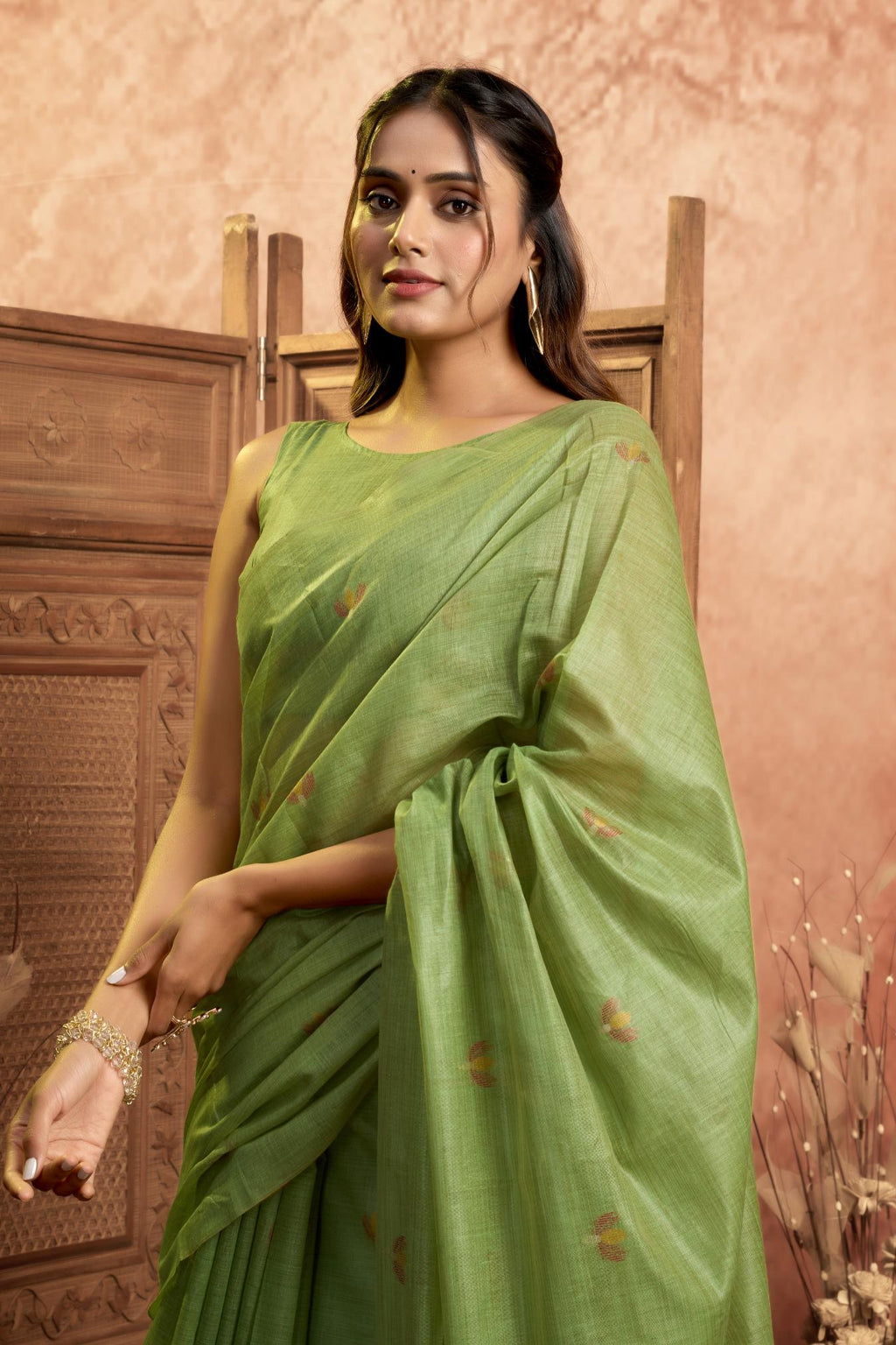 Pure Cotton Jamdani Saree with Zari Pallu Border & Matching Floral Weave Blouse