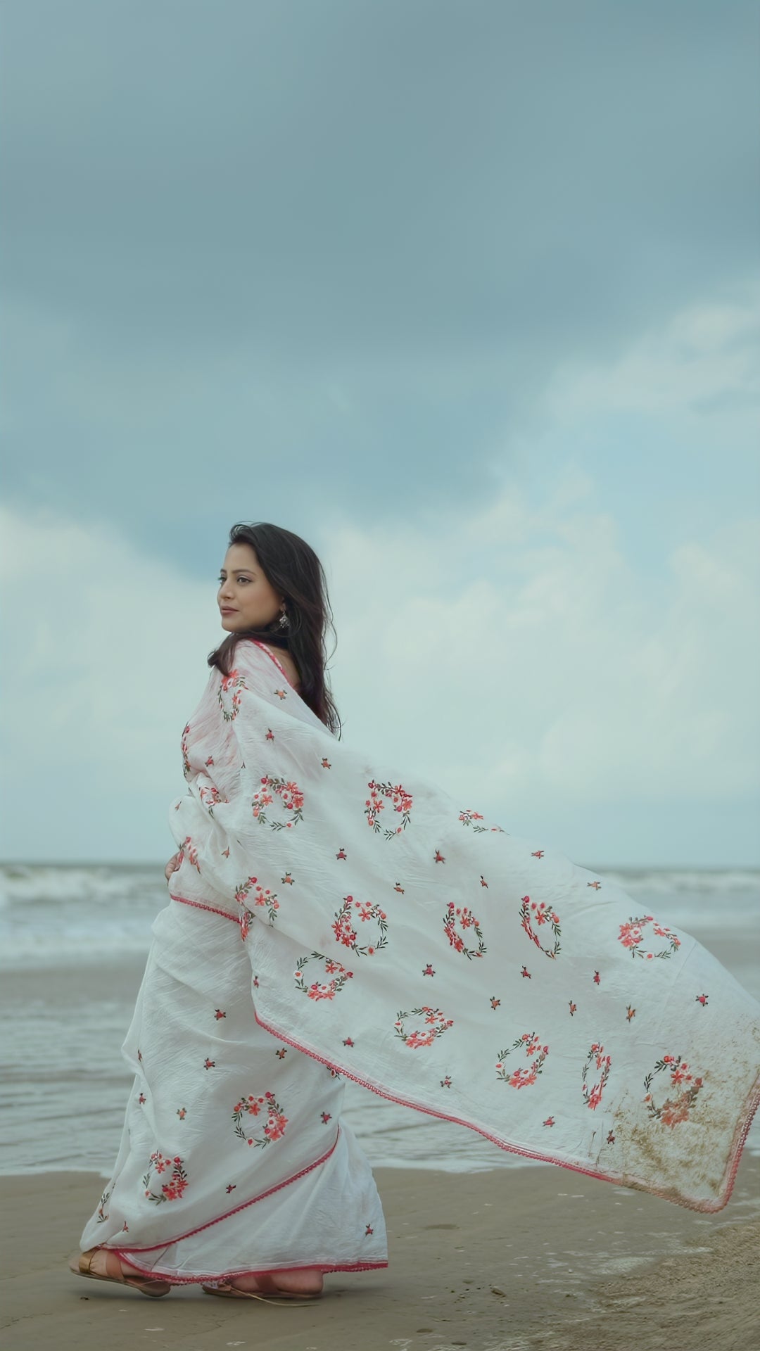 Paper Crush Saree with Floral Necklace Embroidery